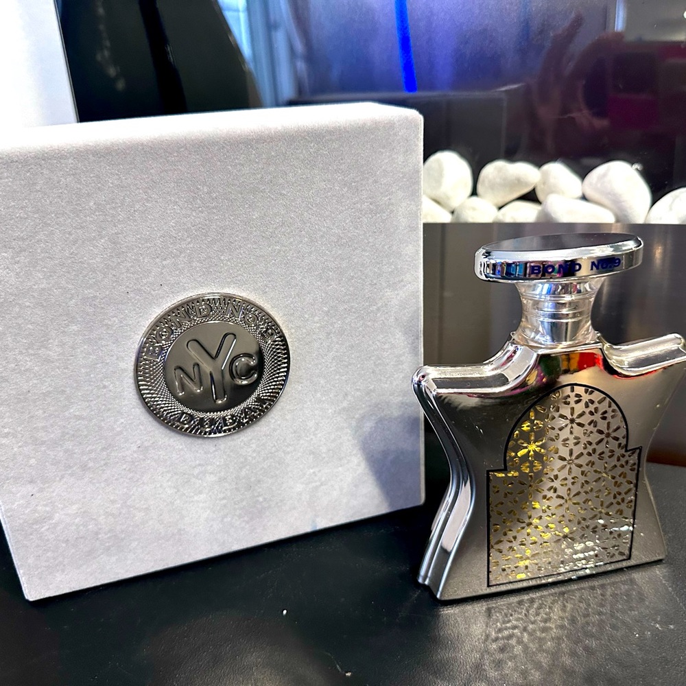 BOND NO. 9 DUBAI
PLATINUM - 1/2 used .